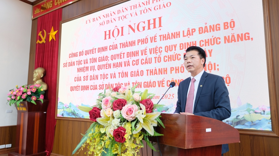 Phó Giám đốc phụ trách Sở Dân tộc và Tôn giáo Hà Nội Nguyễn Nguyên Quân phát biểu tại hội nghị.