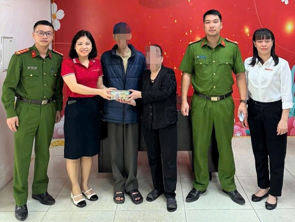 Cụ bà bị kẻ giả danh công an lừa chuyển 400 triệu đồng - 1 Cụ bà bị kẻ giả danh công an lừa chuyển 400 triệu đồng - 1