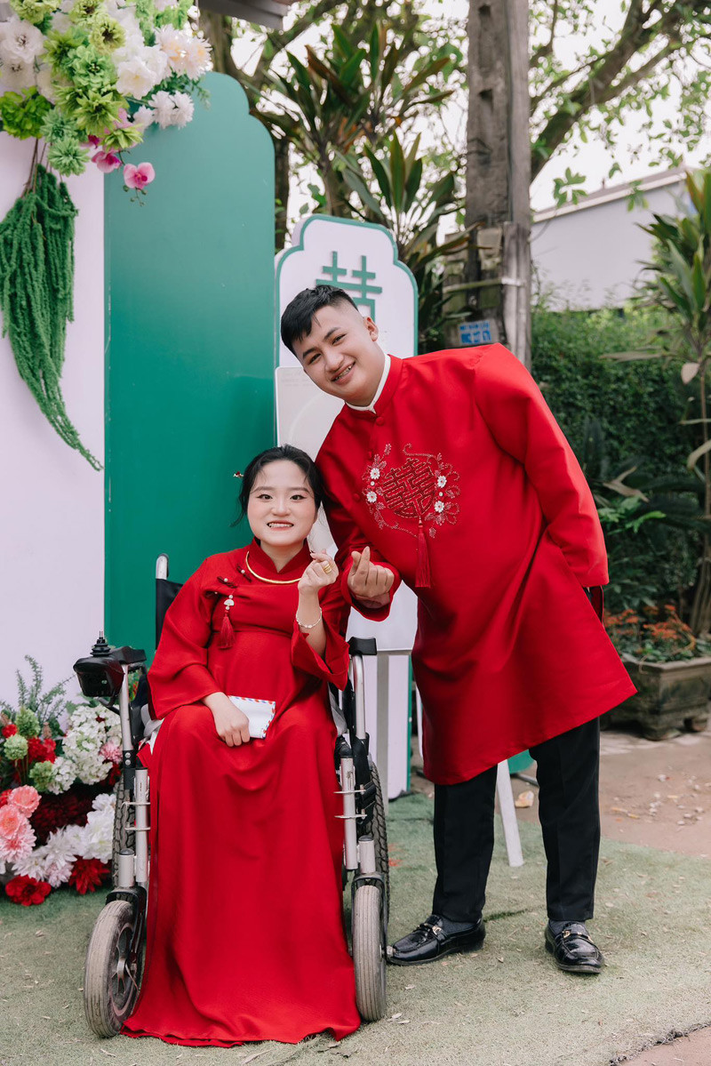 Chú rể Thanh Hóa đẩy xe đưa vợ vào hôn trường: 'Cuối cùng cũng đón được cô ấy' - Ảnh 1.