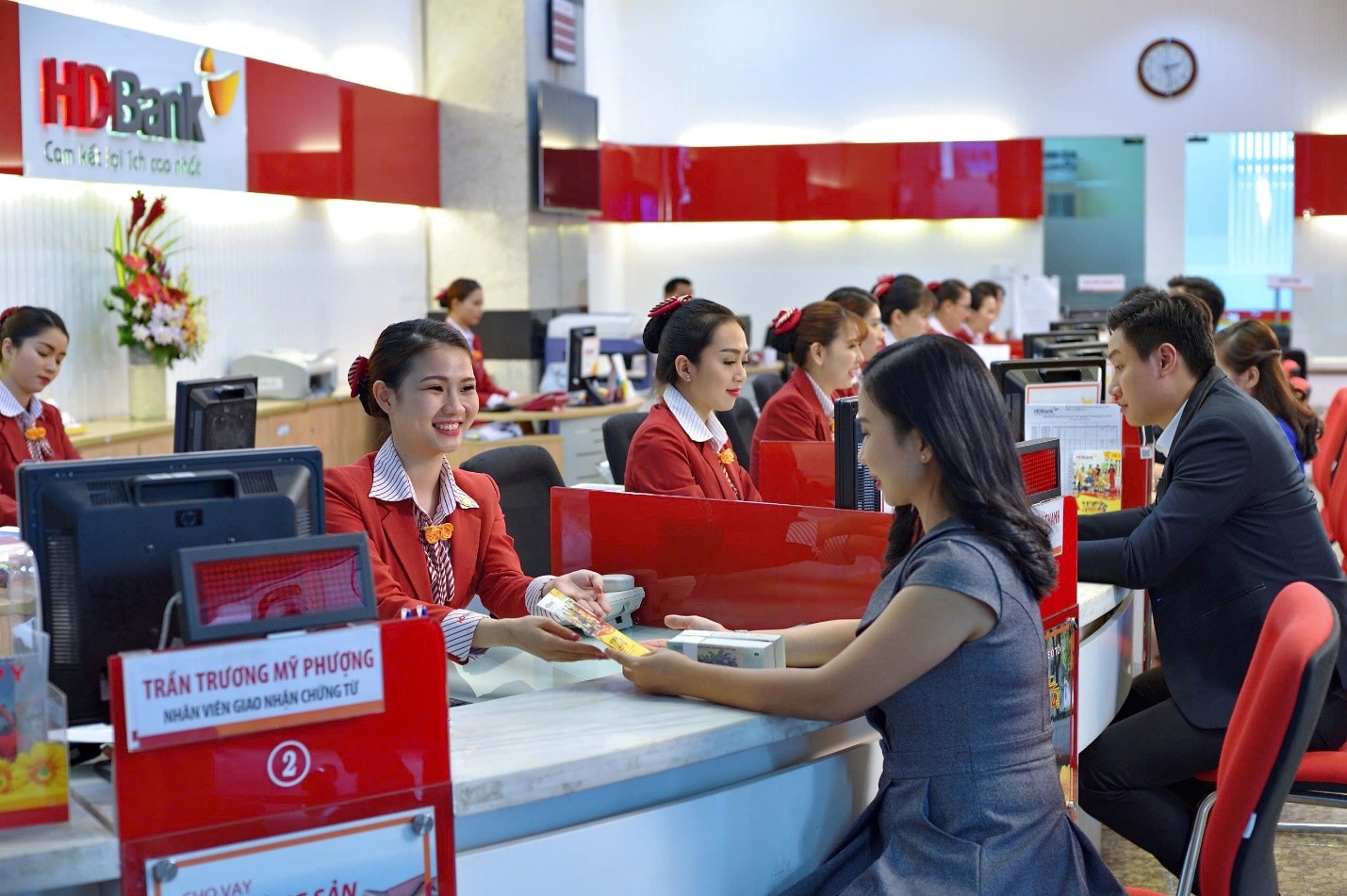 Cựu Tổng giám đốc HDBank đăng ký bán hết hơn 60 triệu cổ phiếu- Ảnh 1. Cựu Tổng giám đốc HDBank đăng ký bán hết hơn 60 triệu cổ phiếu- Ảnh 1.