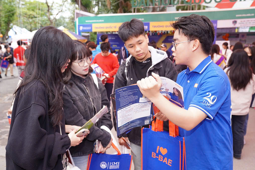 Tuyển sinh 2025: Đại học Kinh tế quốc dân tăng chỉ tiêu - Ảnh 1.