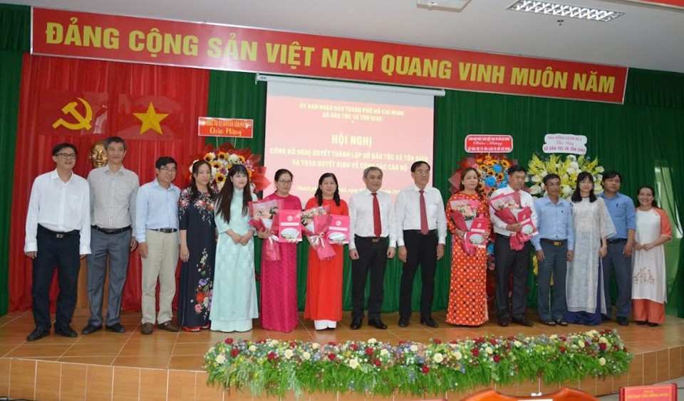 Giám đốc Sở Dân tộc và Tôn giáo TP Hồ Chí Minh Nguyễn Duy Tân (thứ 7 từ phải sang) trao quyết định cán bộ cho Văn phòng Sở.  