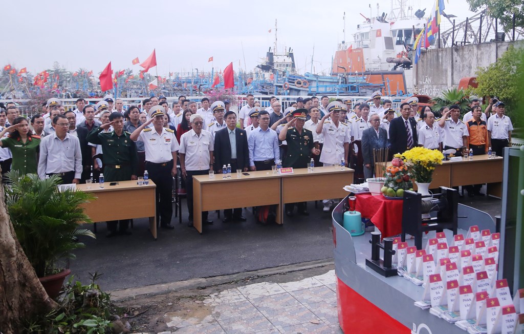 Dâng hương, thả vòng hoa tưởng niệm 64 liệt sĩ hy sinh tại Gạc Ma - Ảnh 1. Dâng hương, thả vòng hoa tưởng niệm 64 liệt sĩ hy sinh tại Gạc Ma - Ảnh 1.