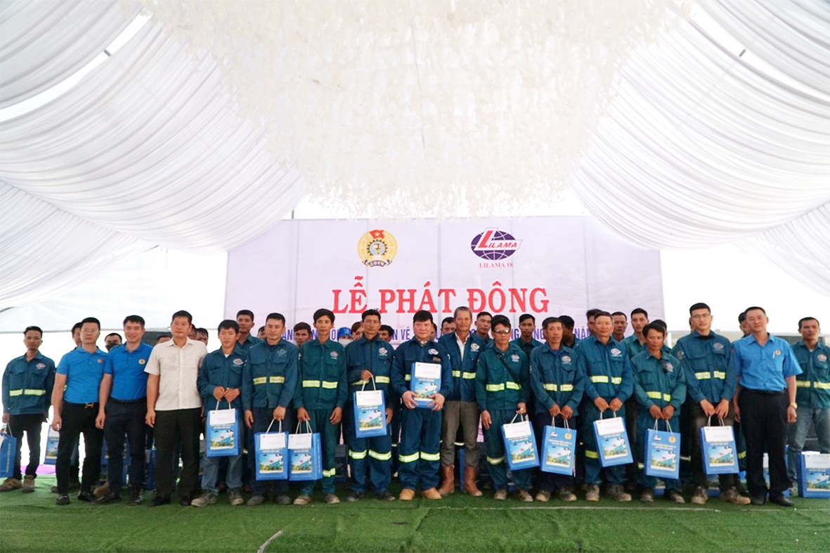 Cán bộ lãnh đạo Công đoàn LILAMA chụp ảnh lưu niệm với đoàn viên công đoàn tại Lễ phát động tháng hành động về an toàn vệ sinh lao động và tháng công nhân năm 2024