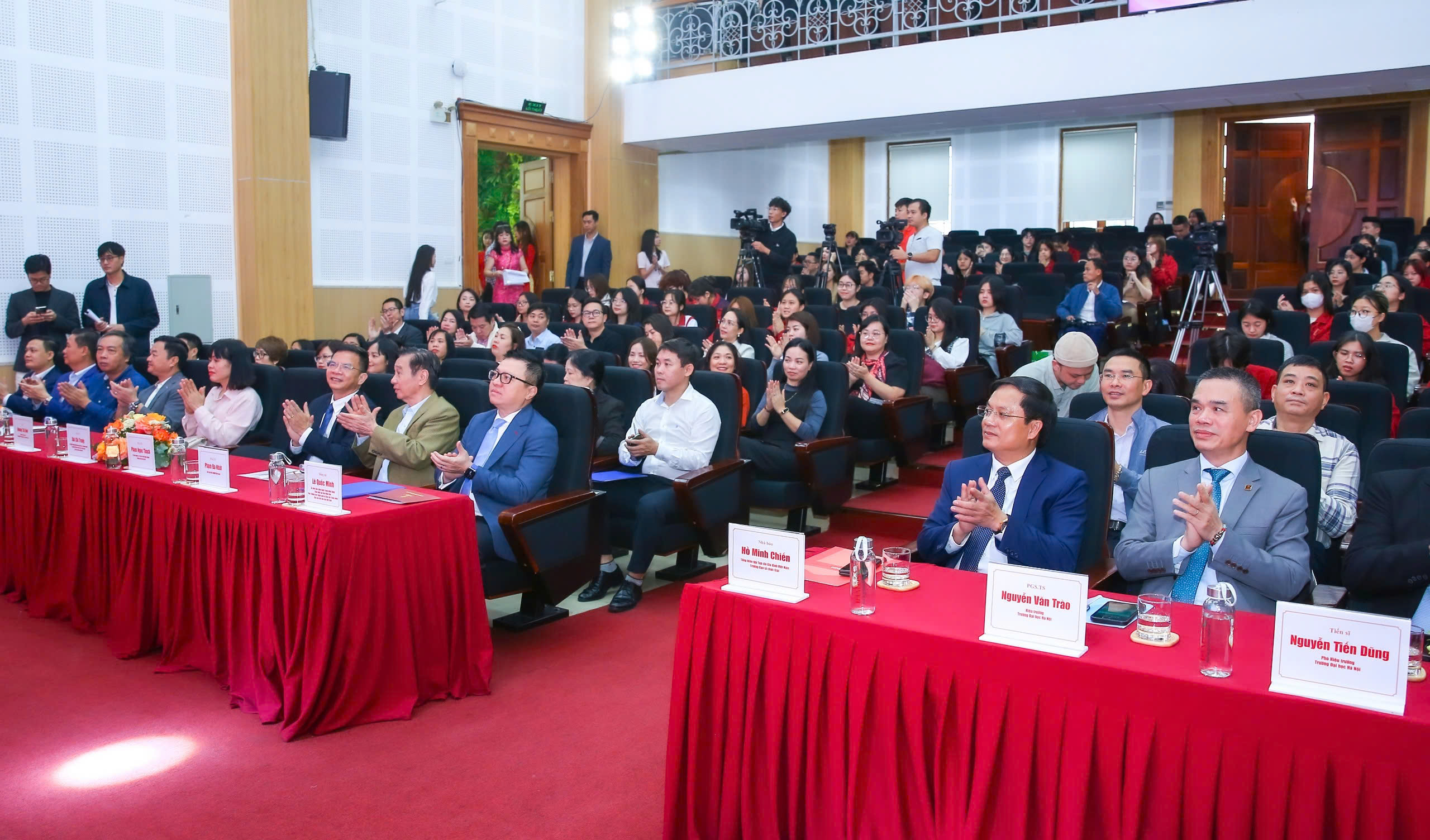 Cuộc thi viết 'Cha và con gái' lần thứ 3: Đề cao tình cảm thiêng liêng giữa cha và con- Ảnh 1. Cuộc thi viết 'Cha và con gái' lần thứ 3: Đề cao tình cảm thiêng liêng giữa cha và con- Ảnh 1.