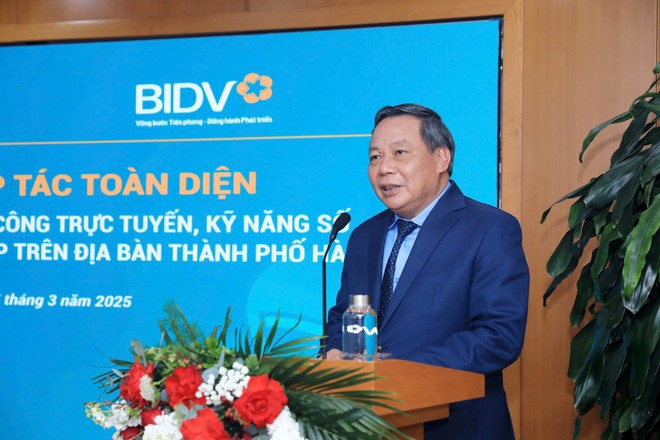 Phó Bí thư Thường trực Thành ủy Hà Nội Nguyễn Văn Phong phát biểu tại buổi lễ.