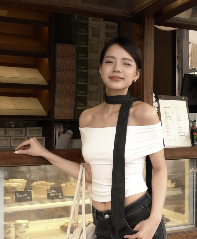 Diện áo trễ vai giúp nàng tỏa sáng suốt những ngày nắng- Ảnh 1. Diện áo trễ vai giúp nàng tỏa sáng suốt những ngày nắng- Ảnh 1.