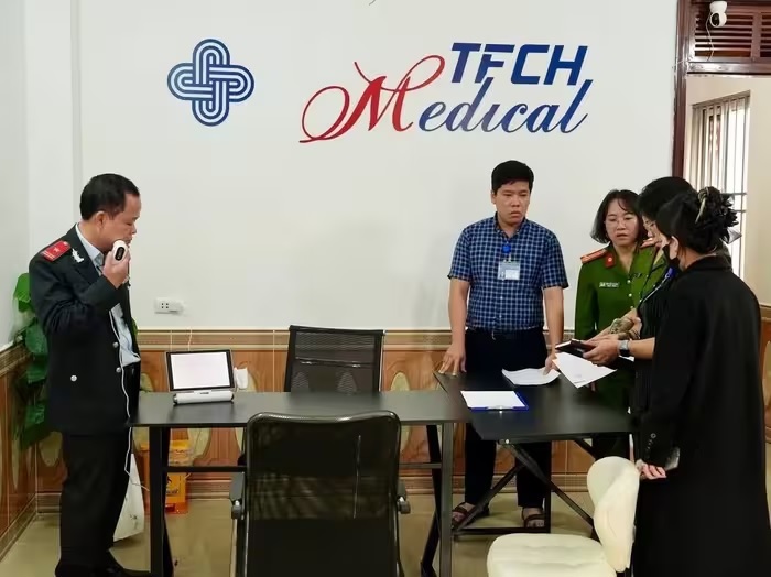 Lực lượng chức năng kiểm tra tại cơ sở Tech Medical.
