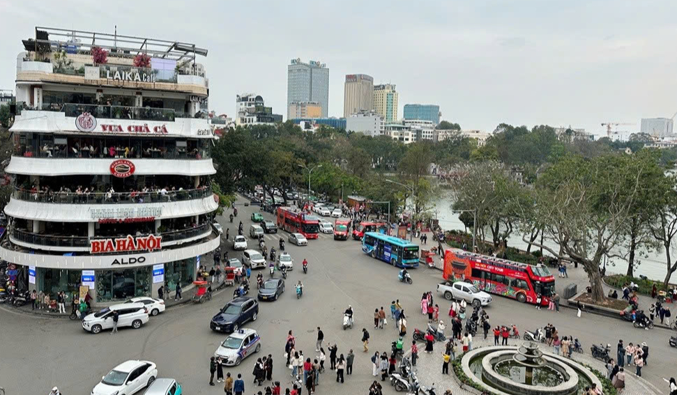 Đổi lộ trình 15 tuyến buýt khi phá dỡ tòa nhà Đổi lộ trình 15 tuyến buýt khi phá dỡ tòa nhà