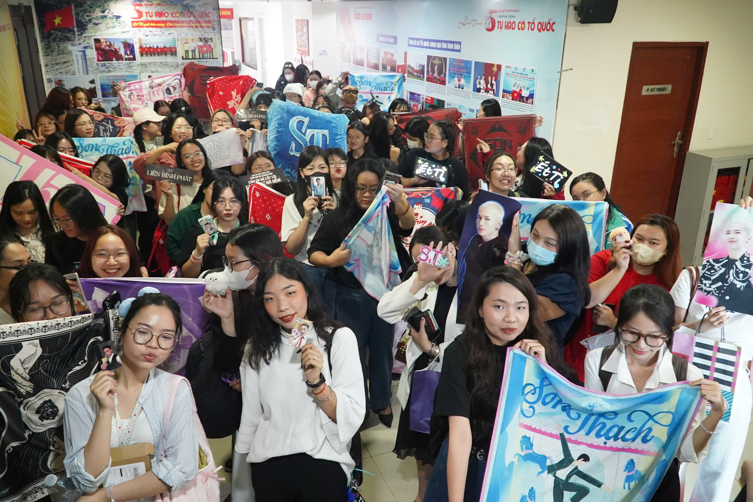Đông nghịt fan đến tham dự Talkshow “Nhạc Việt vươn tầm thế giới”- Ảnh 1. Đông nghịt fan đến tham dự Talkshow “Nhạc Việt vươn tầm thế giới”- Ảnh 1.