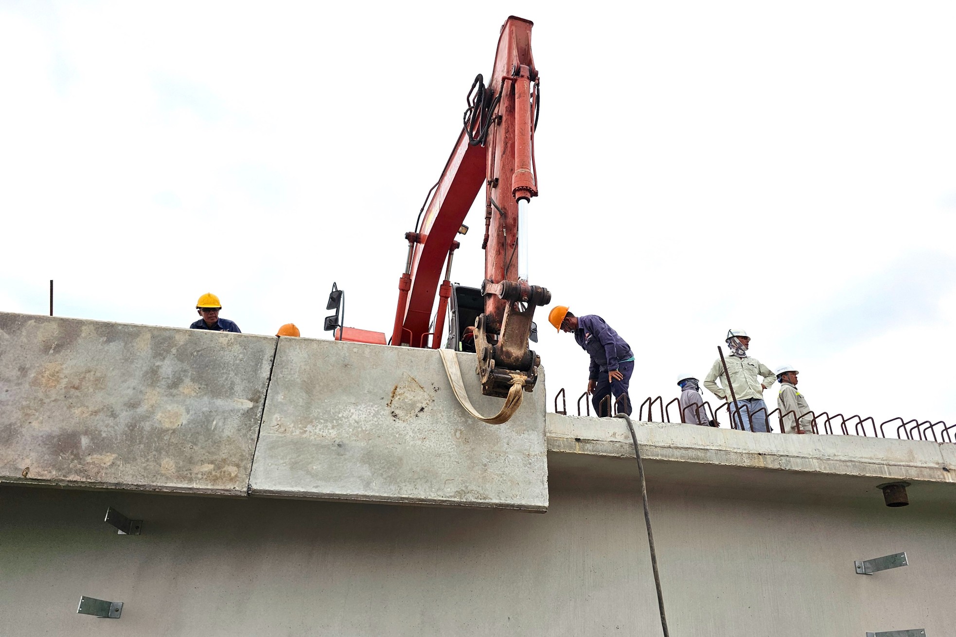Dự án xây cầu Đại Ngãi 2 bứt tốc, sẵn sàng thông xe dịp 30/4 ảnh 1
