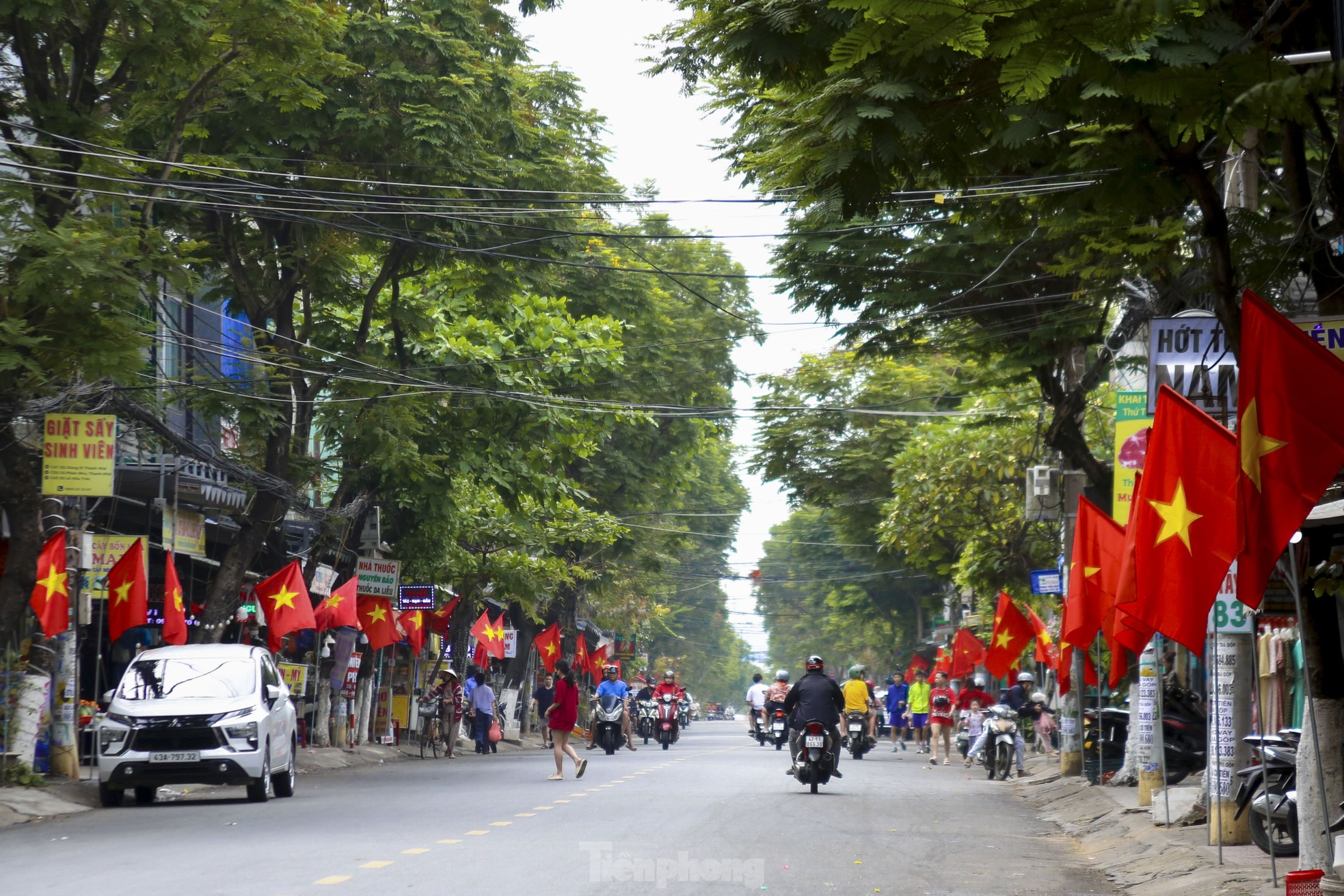Đường phố Đà Nẵng rực sắc cờ trong ngày kỷ niệm 50 năm giải phóng thành phố ảnh 1