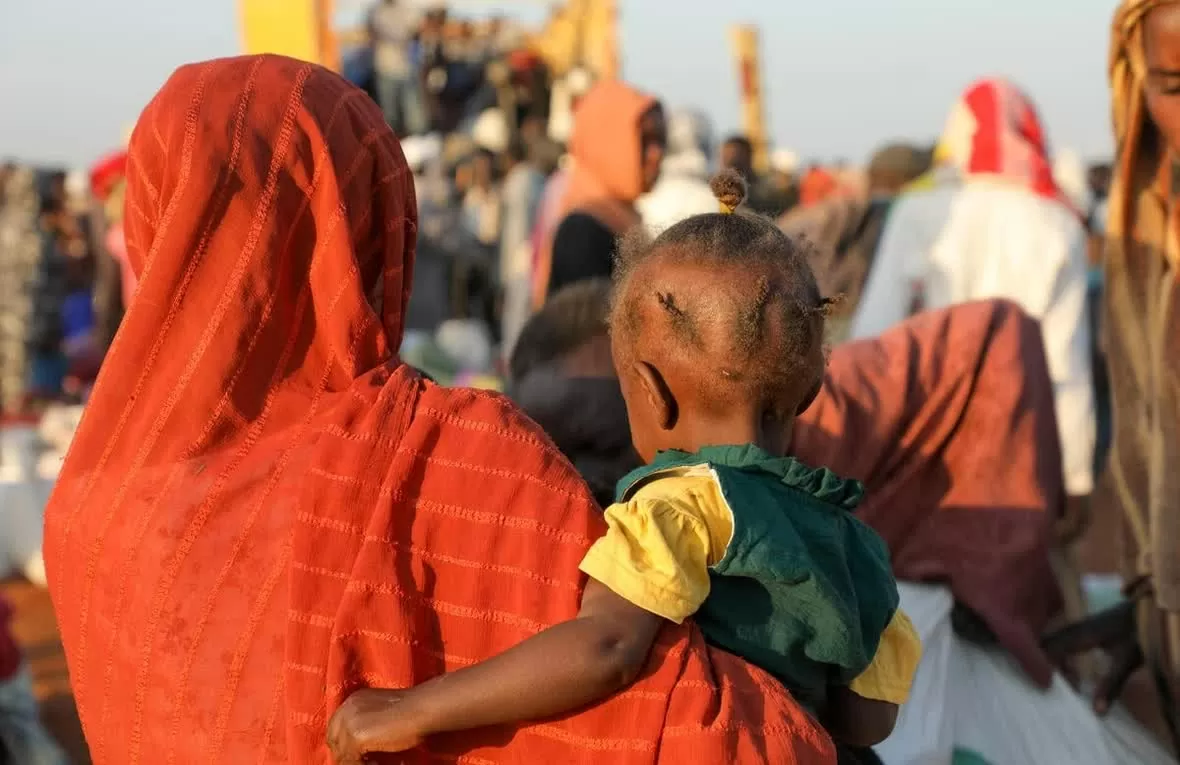 Các gia đình đến một trung tâm trung chuyển ở Renk, Nam Sudan, vào ngày 18 tháng 12 sau khi chạy trốn tình trạng bạo lực leo thang ở Sudan. (UNHCR