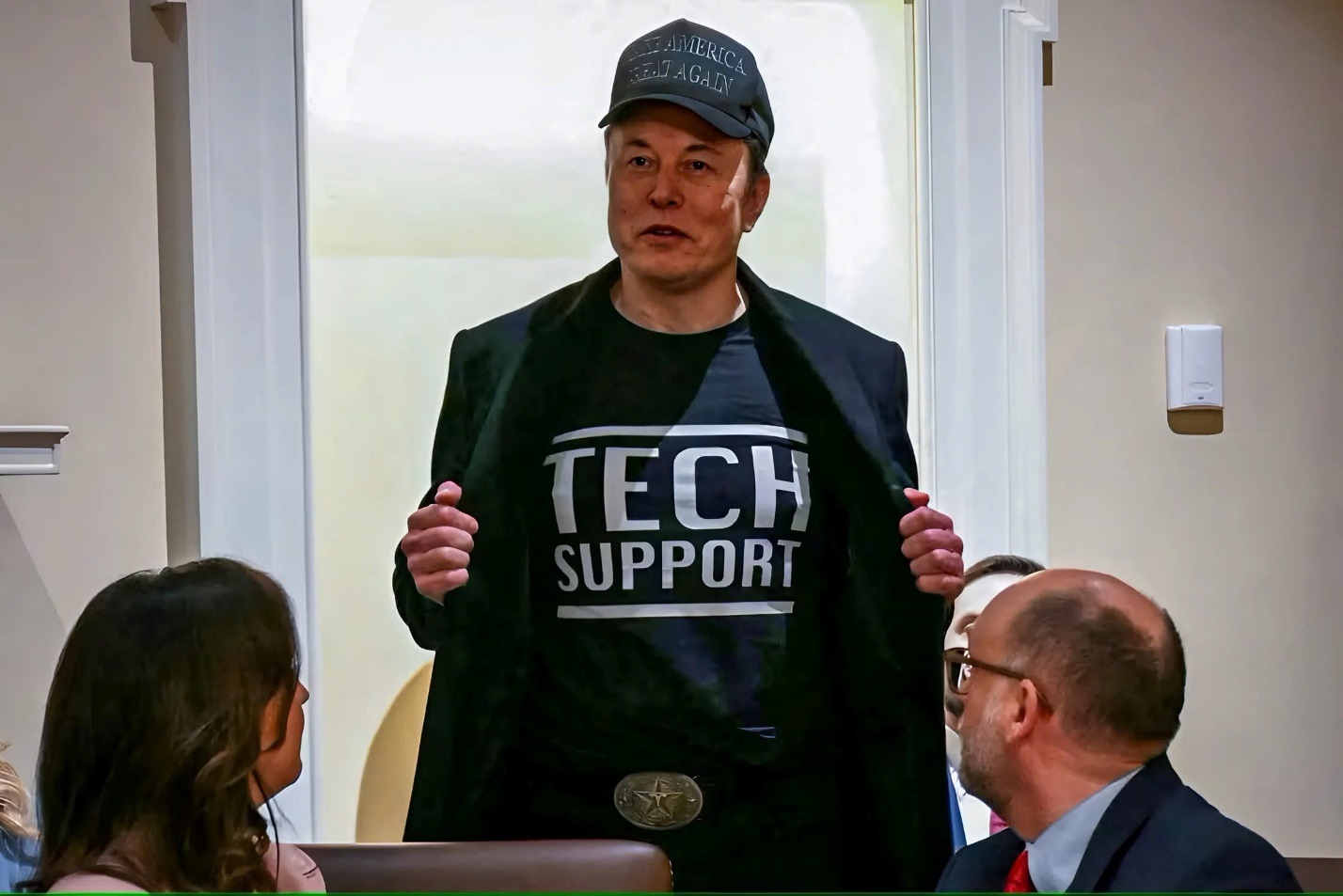 Elon Musk giàu nhất thế giới nhưng chỉ mặc áo phông 20 USD đi dự sự kiện - 1 Elon Musk giàu nhất thế giới nhưng chỉ mặc áo phông 20 USD đi dự sự kiện - 1