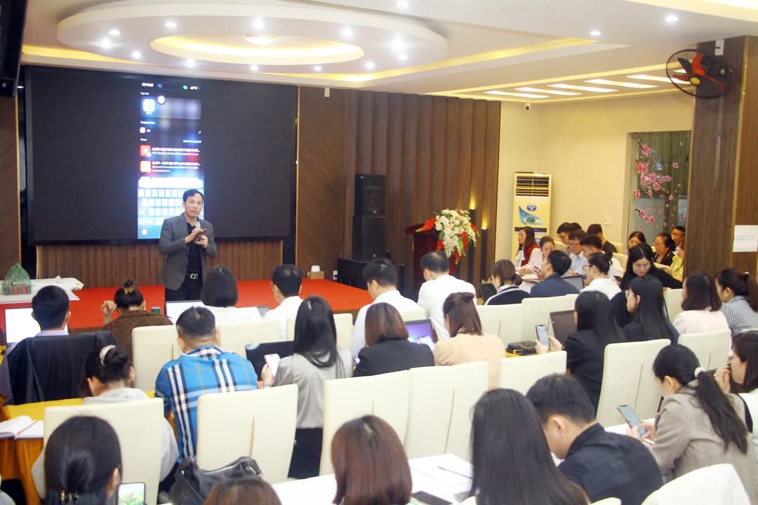 Gần 200 HTX, doanh nghiệp tại Thái Nguyên được tập huấn ứng dụng trí tuệ nhân tạo AI- Ảnh 1. Gần 200 HTX, doanh nghiệp tại Thái Nguyên được tập huấn ứng dụng trí tuệ nhân tạo AI- Ảnh 1.
