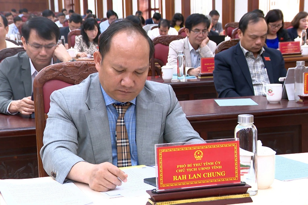 Gia Lai hỗ trợ thêm 15% cho cán bộ ảnh hưởng bởi việc tinh gọn bộ máy - 1 Gia Lai hỗ trợ thêm 15% cho cán bộ ảnh hưởng bởi việc tinh gọn bộ máy - 1