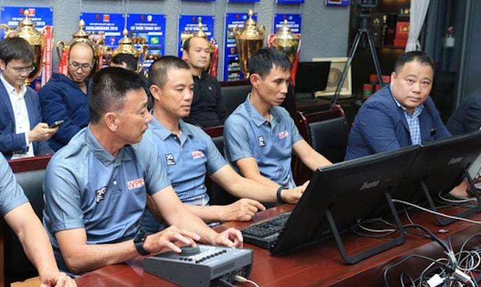 Ông Võ Quang Vinh (thứ 2, từ trái sang) bị kỉ luật.