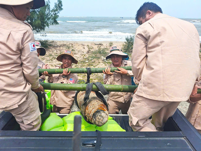 Giật mình thấy bom 