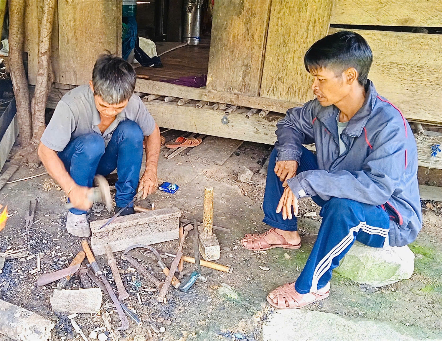 Hằng ngày, lò rèn của ông Dương vẫn luôn đỏ lửa, để các lớp trẻ đến học nghề. 