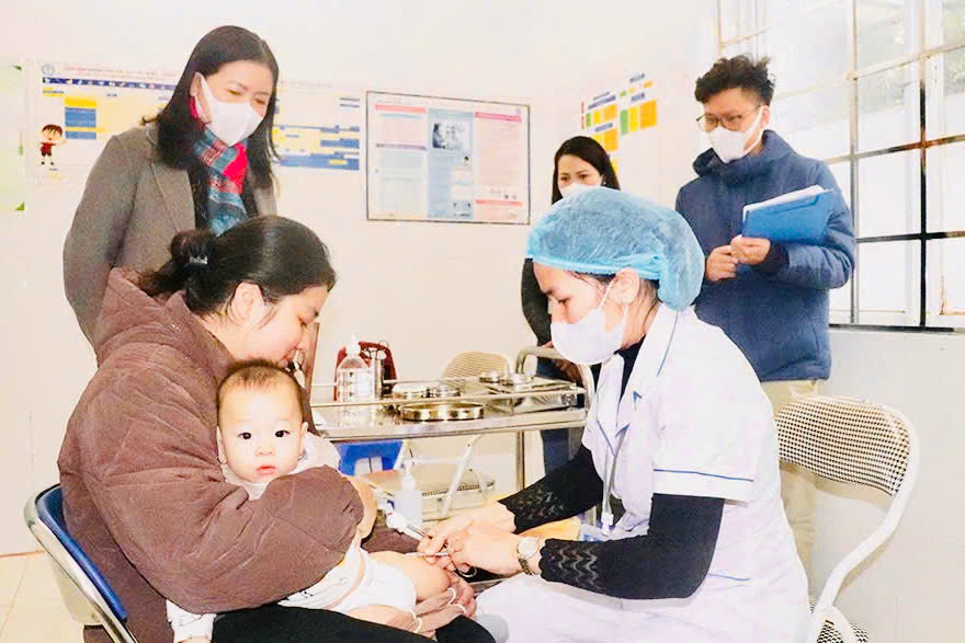 Nhân viên Trạm Y tế phường Đông Ngạc, quận Bắc Từ Liêm tiêm vaccine phòng sởi cho trẻ từ 6 tháng đến 9 tháng tuổi.