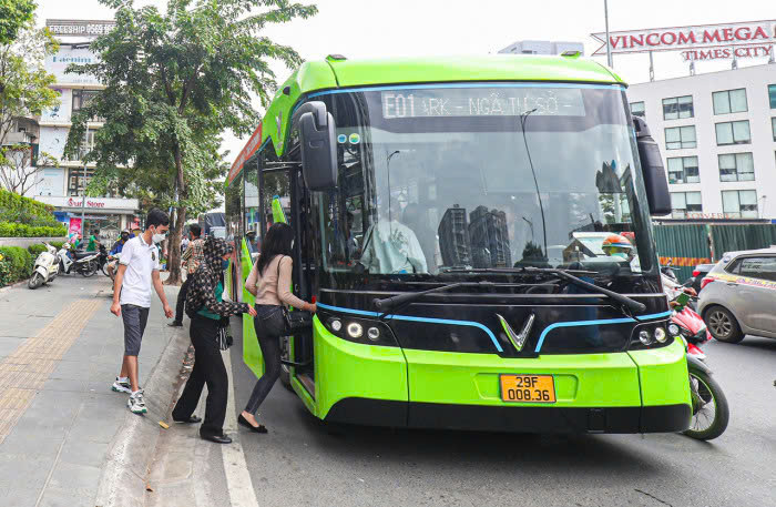 Hà Nội tính chuyện chuyển đổi xanh toàn bộ taxi, xe cá nhân- Ảnh 1. Hà Nội tính chuyện chuyển đổi xanh toàn bộ taxi, xe cá nhân- Ảnh 1.