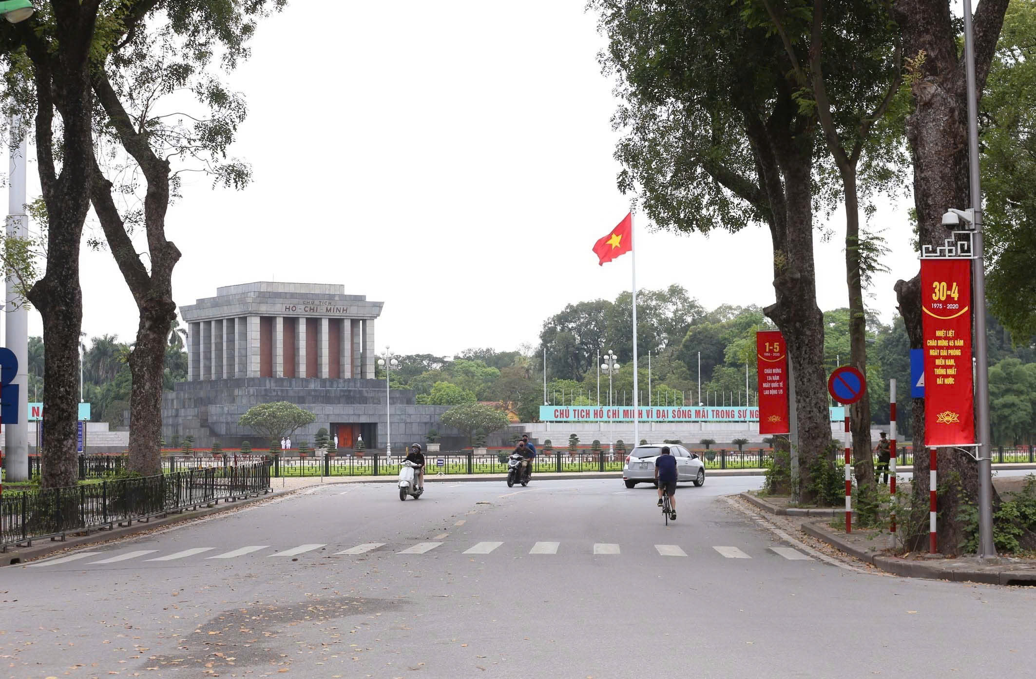 Hà Nội tổ chức lại giao thông phục vụ người dân vào Lăng viếng Bác- Ảnh 1. Hà Nội tổ chức lại giao thông phục vụ người dân vào Lăng viếng Bác- Ảnh 1.