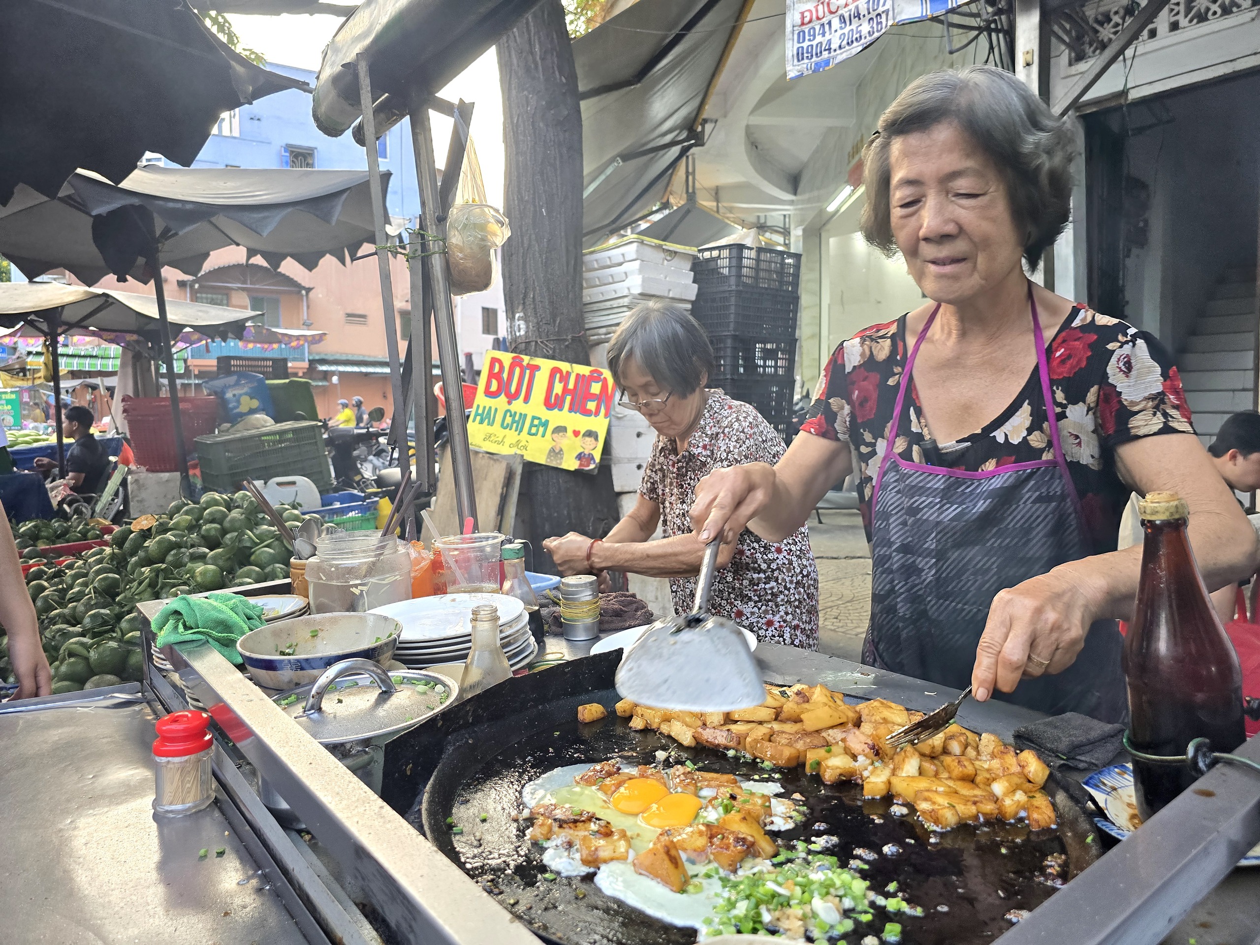 Hai chị em quyết không lấy chồng, sống tới già bán bột chiên Triều Châu ở TP HCM- Ảnh 1. Hai chị em quyết không lấy chồng, sống tới già bán bột chiên Triều Châu ở TP HCM- Ảnh 1.