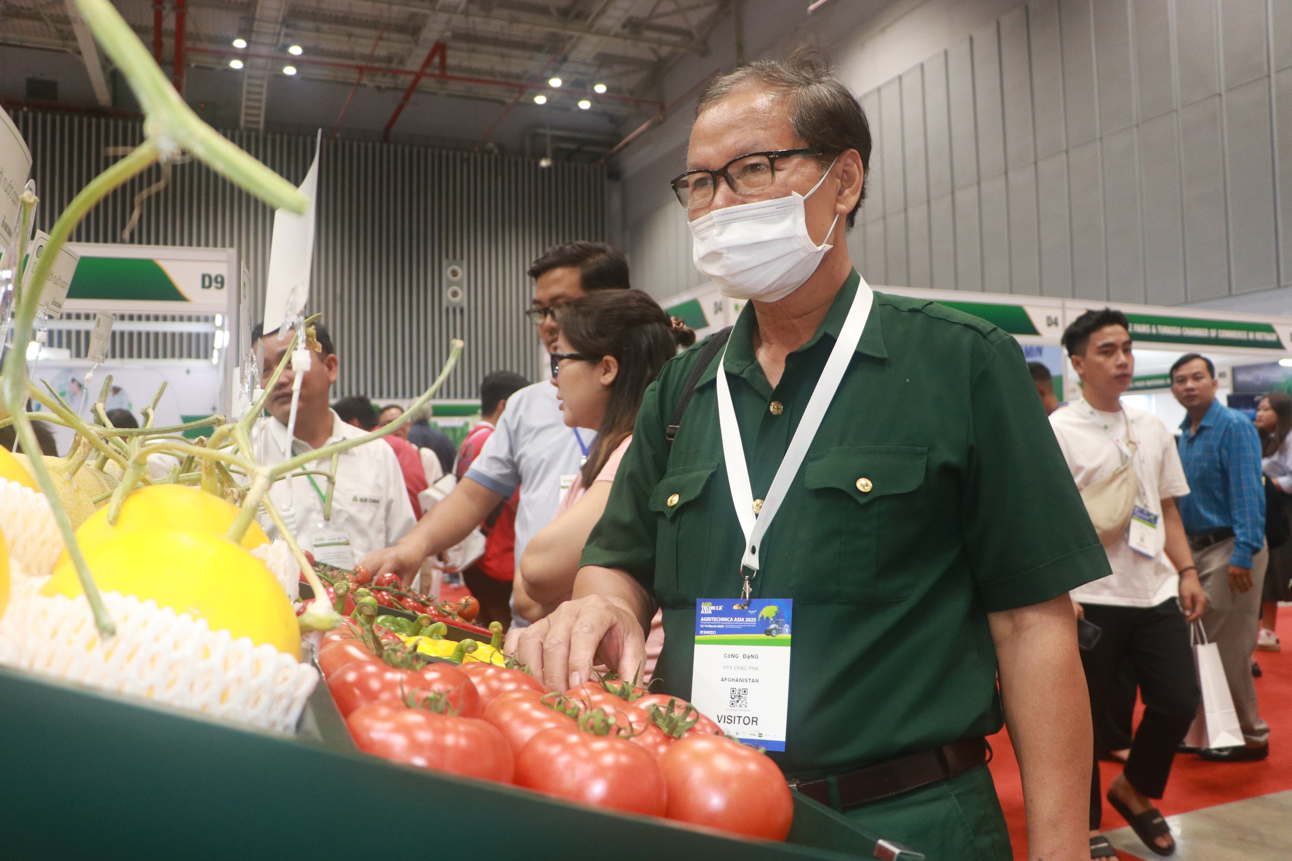 Hàng trăm nông dân đến TP.HCM ngắm máy bay nông nghiệp, ăn thử trái cây trên khắp thế giới - Ảnh 1.