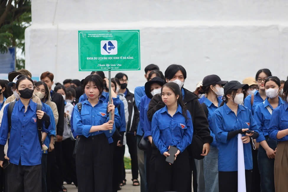 Hàng trăm thanh niên chung tay dọn rác bán đảo Sơn Trà ảnh 1