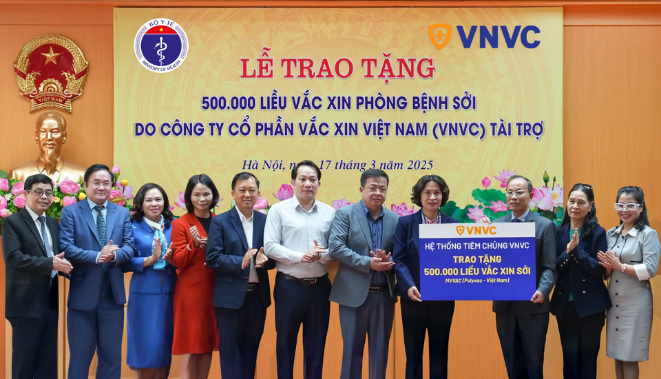 Đại diện Hệ thống Tiêm chủng VNVC, ThS.BS Nghiêm Trần Dũng trao tặng 500.000 liều vắc xin sởi (MVVAC) cho Thứ trưởng Bộ Y tế Nguyễn Thị Liên Hương.