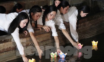 Xúc động lễ thả hoa đăng bên sông Thạch Hãn