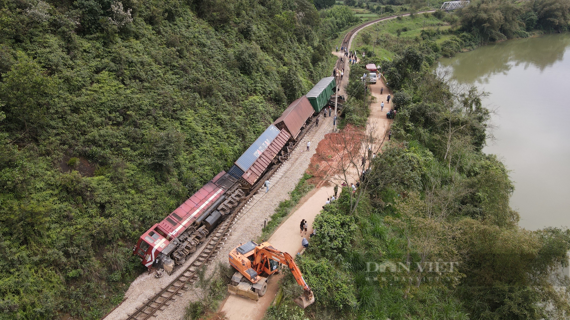 Hiện trường vụ tàu hỏa va chạm xe tải, đường sắt Bắc - Nam tê liệt ở Hà Tĩnh- Ảnh 1.