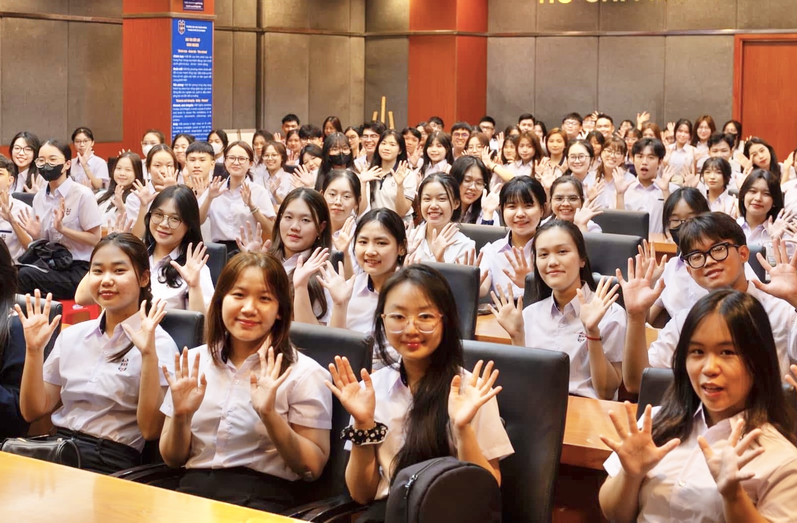 Hiệu trưởng đại học nói khẩu hiệu 'lấy người học làm trung tâm' là sáo rỗng - Ảnh 1.