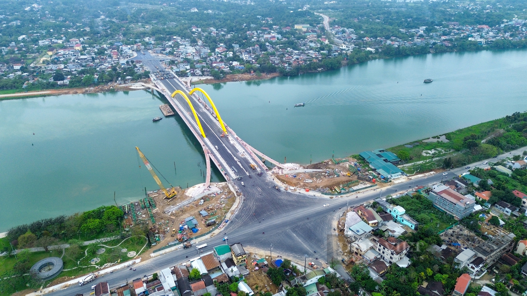 Hình ảnh cầu Nguyễn Hoàng bắc qua sông Hương trước ngày thông xe- Ảnh 1.