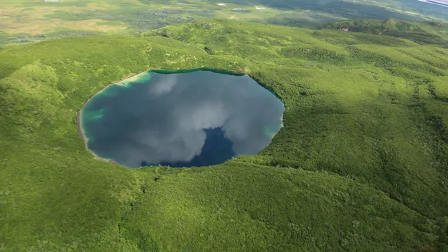 Hố tròn hoàn mỹ giữa Alaska khiến giới khoa học đau đầu: Nó đến từ đâu?- Ảnh 1. Hố tròn hoàn mỹ giữa Alaska khiến giới khoa học đau đầu: Nó đến từ đâu?- Ảnh 1.