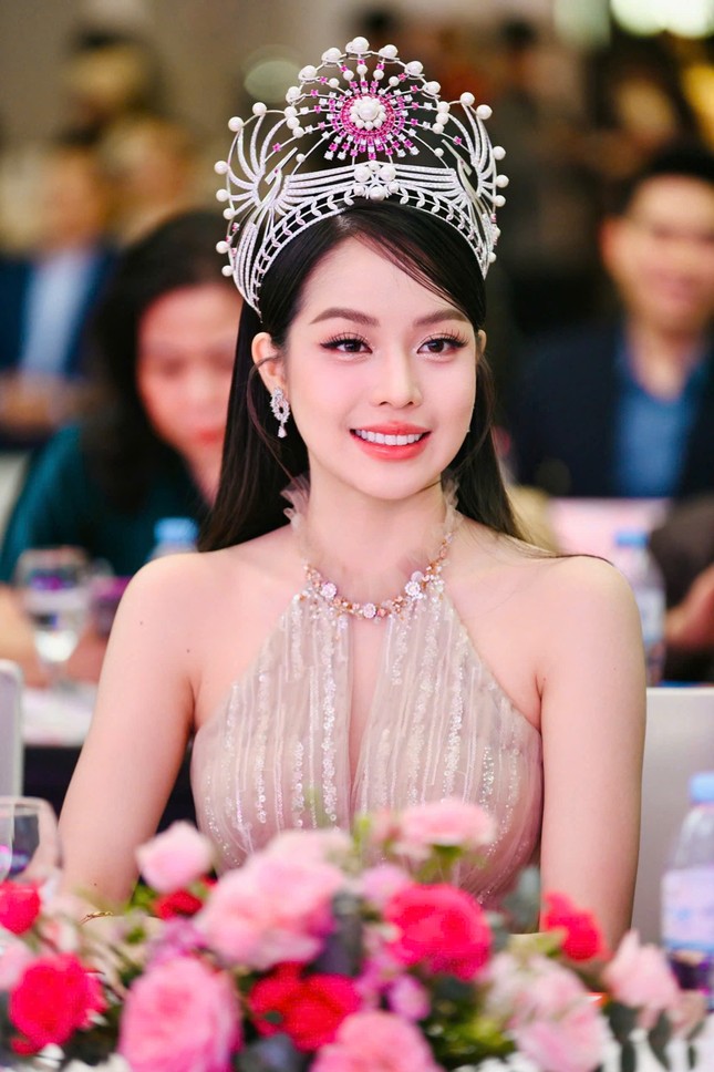 Hoa hậu Thanh Thủy nói gì khi là giám khảo trẻ nhất chấm thi chung khảo Hoa hậu Việt Nam 2024? - Ảnh 1. Hoa hậu Thanh Thủy nói gì khi là giám khảo trẻ nhất chấm thi chung khảo Hoa hậu Việt Nam 2024? - Ảnh 1.