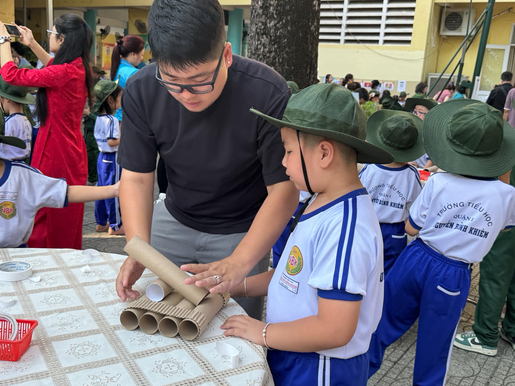 TP HCM: Học sinh hoá thân thành chiến sĩ, chui hầm, lắp ráp xe tăng- Ảnh 1.