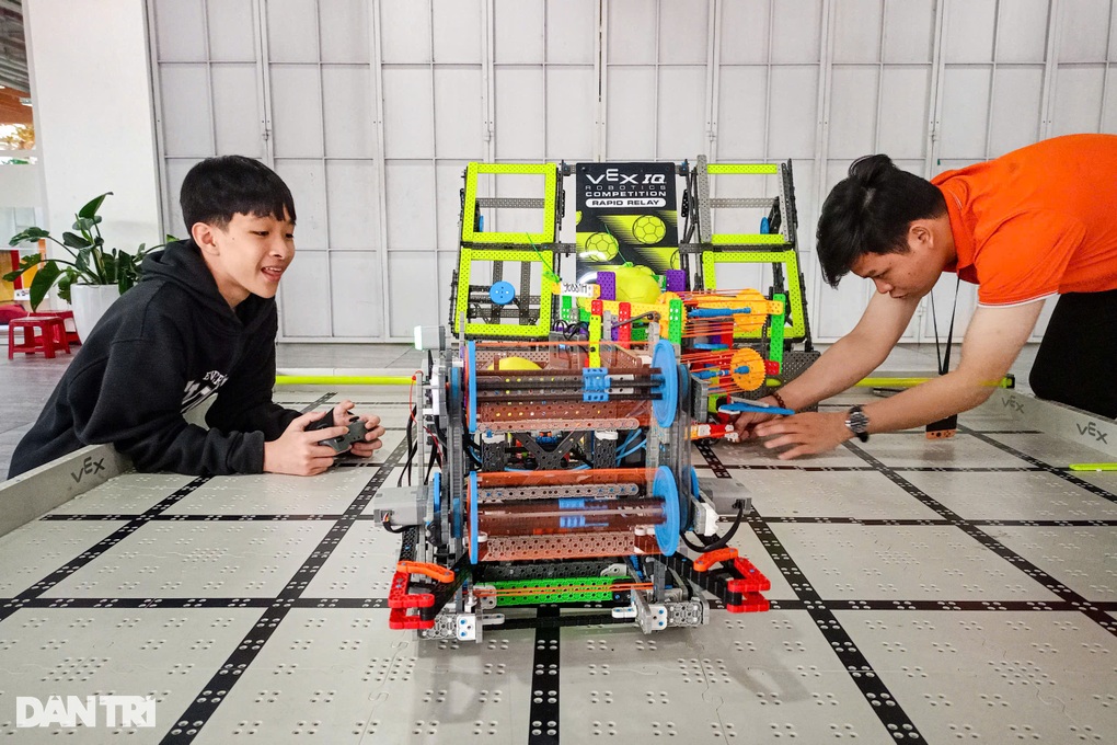Học sinh tiểu học được tự tay thí nghiệm khoa học, điều khiển robot - 1 Học sinh tiểu học được tự tay thí nghiệm khoa học, điều khiển robot - 1