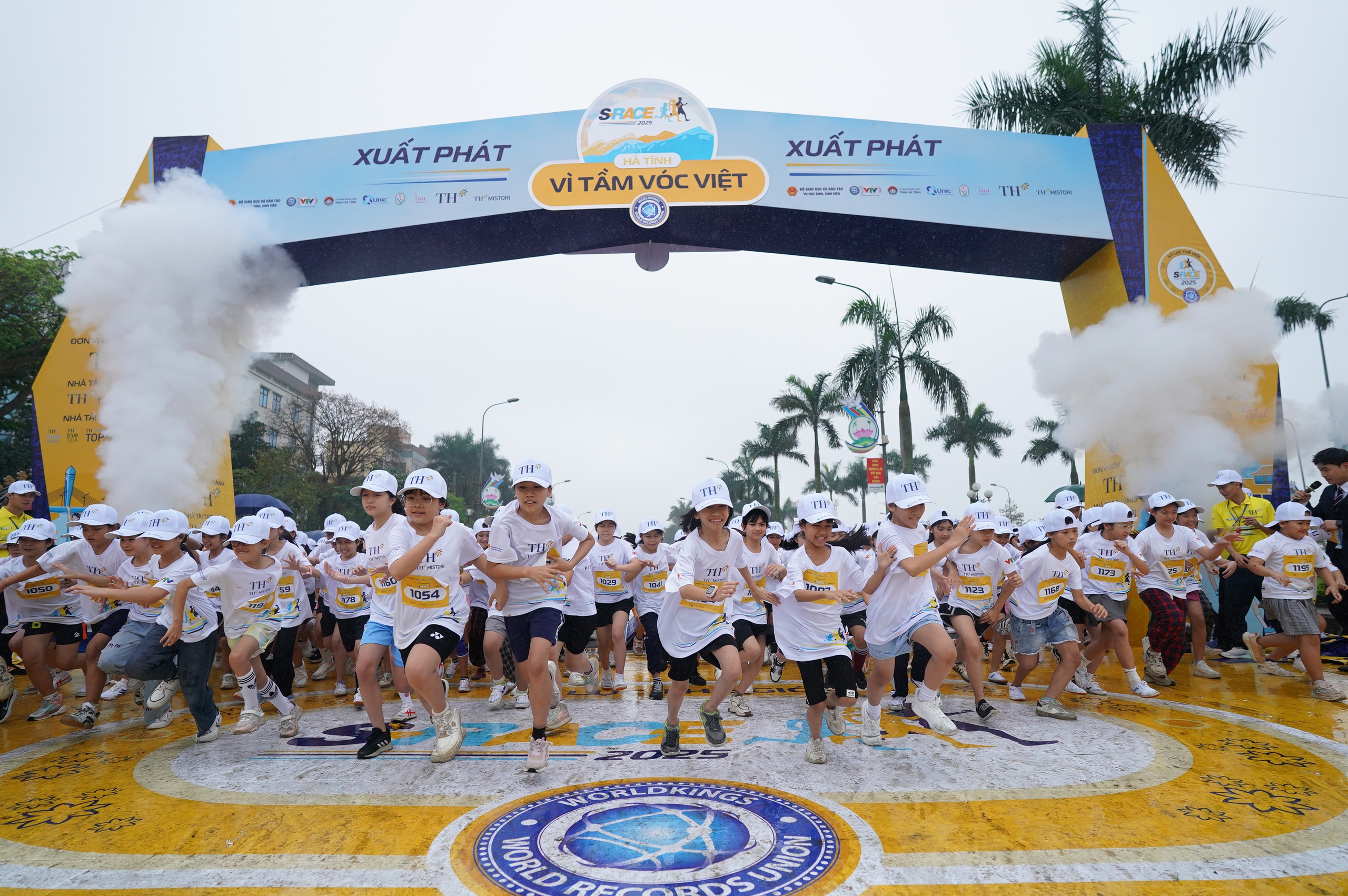 Giải chạy S-Race 2025 tại Hà Tĩnh: Hơn 10.000 VĐV học sinh tranh tài- Ảnh 1. Giải chạy S-Race 2025 tại Hà Tĩnh: Hơn 10.000 VĐV học sinh tranh tài- Ảnh 1.