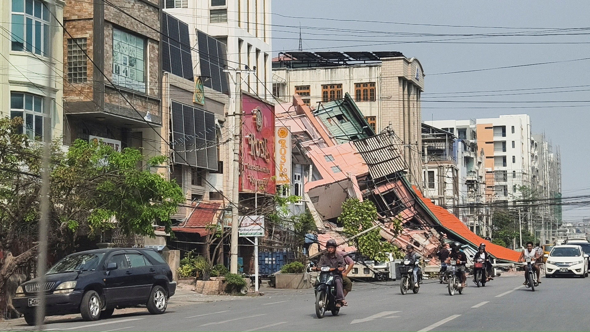 Hơn 150 thiệt mạng tại Thái Lan và Myanmar vì động đất, ông Trump hứa giúp đỡ- Ảnh 1. Hơn 150 thiệt mạng tại Thái Lan và Myanmar vì động đất, ông Trump hứa giúp đỡ- Ảnh 1.