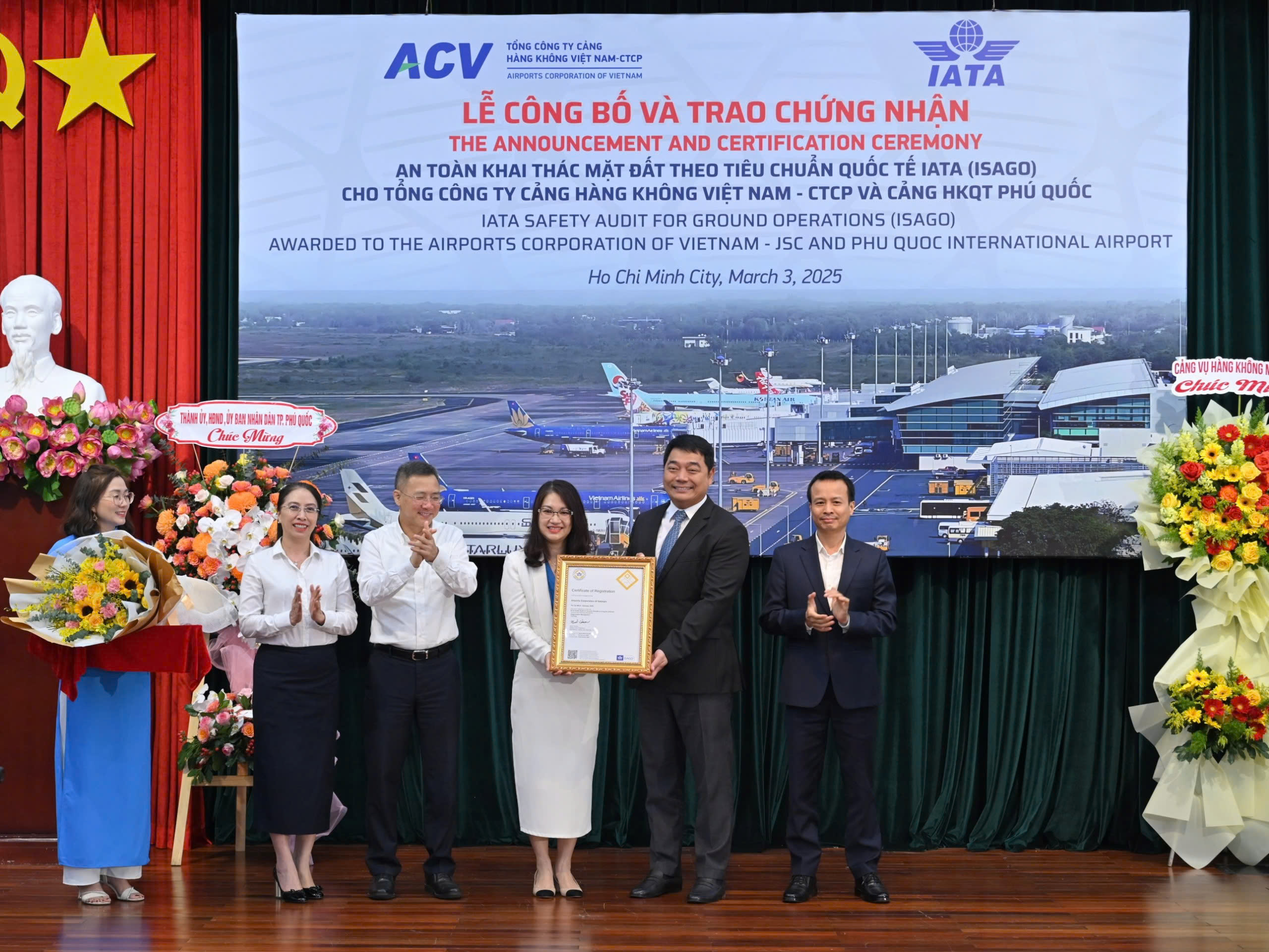 Đại diện lãnh đạo IATA trao chứng nhận ISAGO cho Đại diện lãnh đạo ACV Đại diện lãnh đạo IATA trao chứng nhận ISAGO cho Đại diện lãnh đạo ACV
