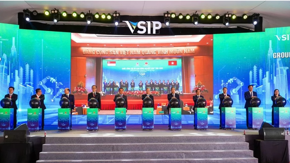 Các đại biểu ấn nút khởi công KCN VSIP Thái Bình.