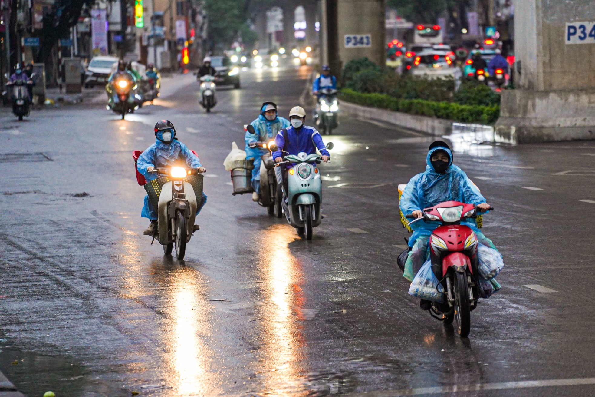 Không khí lạnh tràn về, người Hà Nội chật vật di chuyển trong gió mạnh ảnh 1