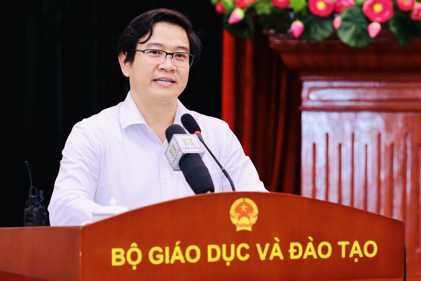 Thứ trưởng Bộ GD-ĐT: Dạy thêm, học thêm đã chạm tới 'lằn ranh đỏ' - Ảnh 1.
