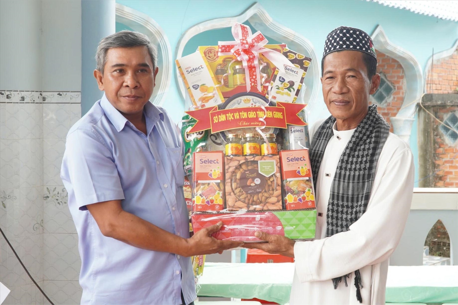 Ông Danh Lắm, Phó Giám đốc Sở Dân tộc và Tôn giáo tỉnh Kiên Giang trao quà cho đại diện Điểm sinh hoạt tôn giáo tập trung theo Hồi giáo (Islam) của đồng bào Chăm tại ấp Rọc Lá Ông Danh Lắm, Phó Giám đốc Sở Dân tộc và Tôn giáo tỉnh Kiên Giang trao quà cho đại diện Điểm sinh hoạt tôn giáo tập trung theo Hồi giáo (Islam) của đồng bào Chăm tại ấp Rọc Lá