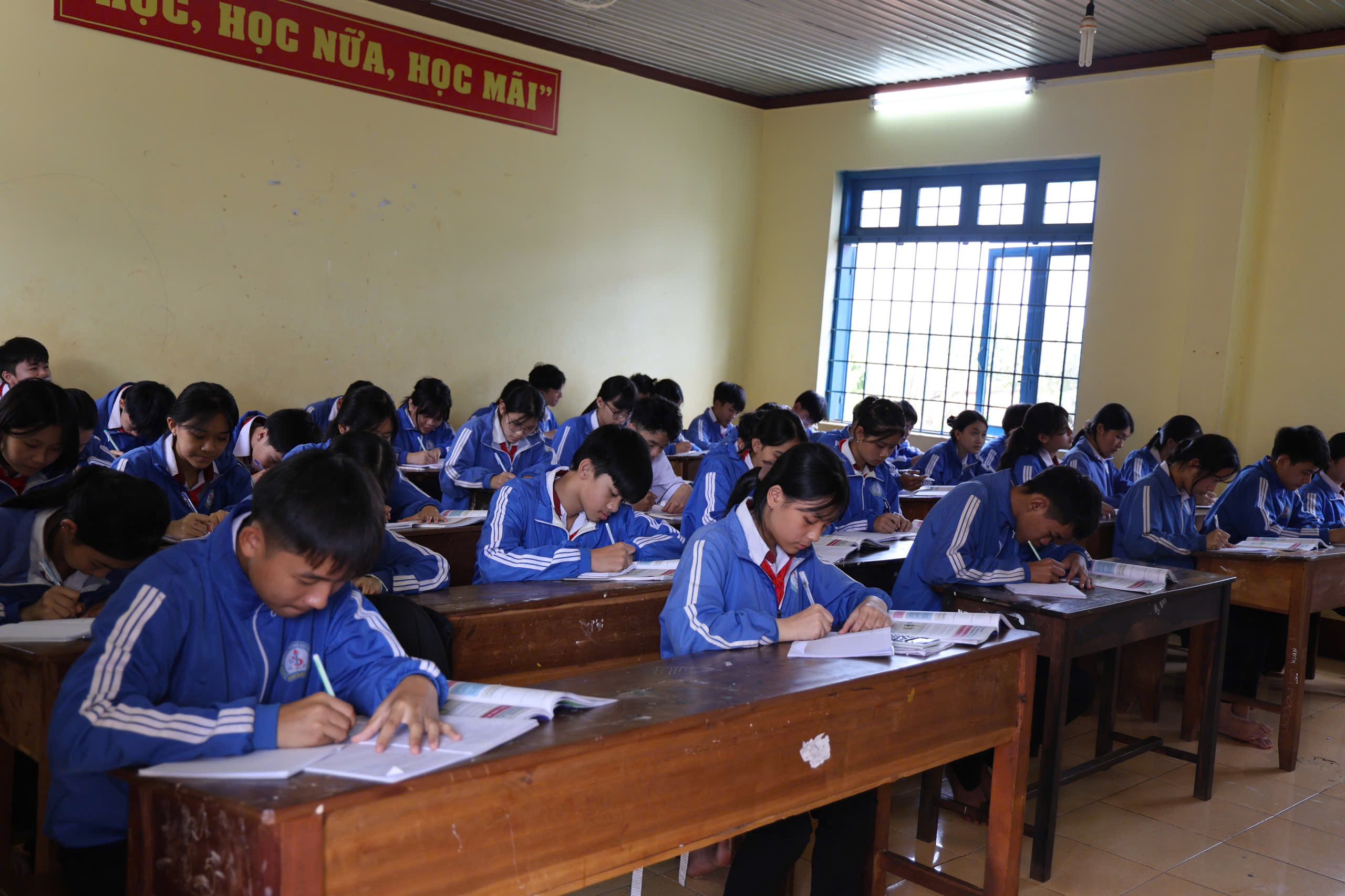 Đắk Nông thí điểm tổ chức thi tuyển vào lớp 10- Ảnh 1. Đắk Nông thí điểm tổ chức thi tuyển vào lớp 10- Ảnh 1.