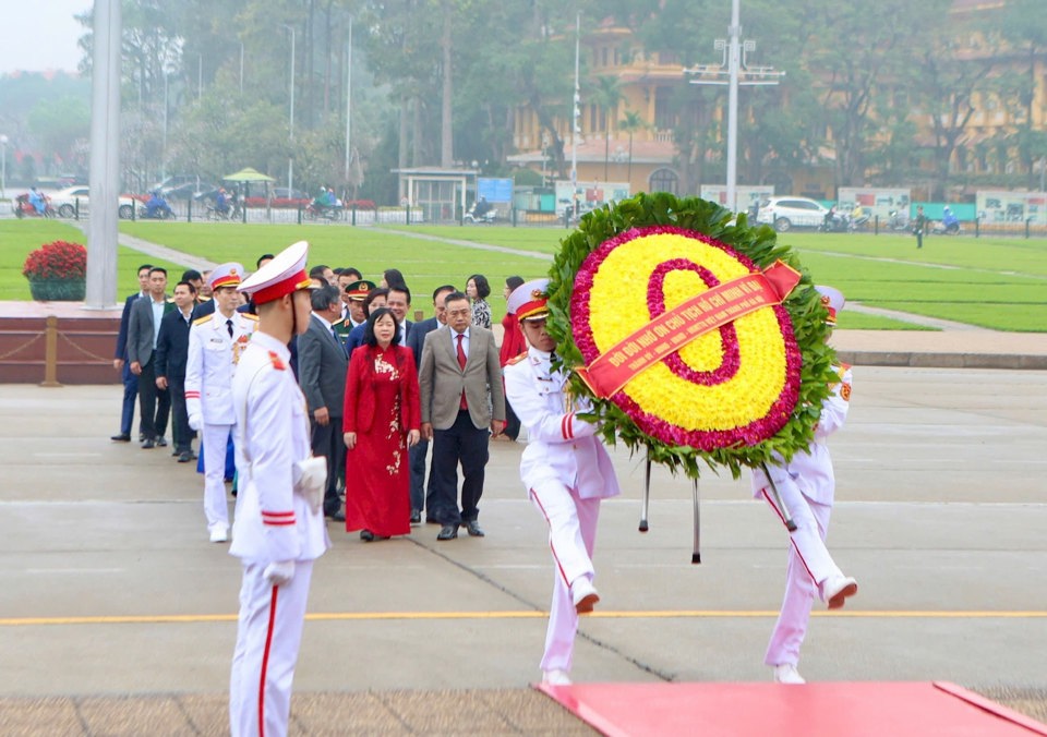 Đoàn đại biểu TP Hà Nội vào Lăng viếng Chủ tịch Hồ Chí Minh. 