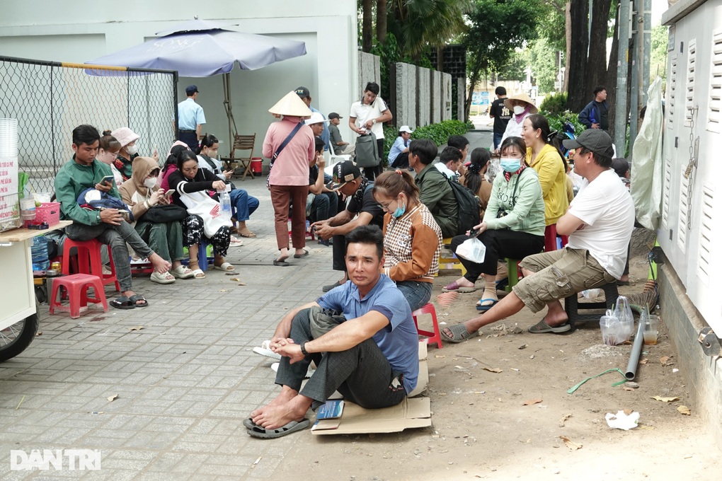 Lao động Việt đi 250km, thức trắng đêm chờ xin visa đi Hàn Quốc làm nông - 1 Lao động Việt đi 250km, thức trắng đêm chờ xin visa đi Hàn Quốc làm nông - 1