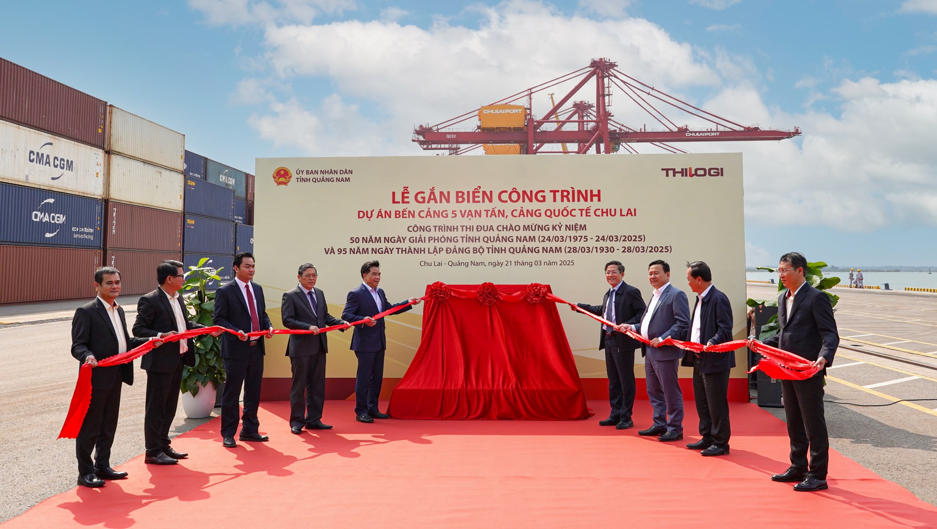 Các đại biểu thực hiện nghi thức gắn biển công trình Bến cảng 5 vạn tấn 1