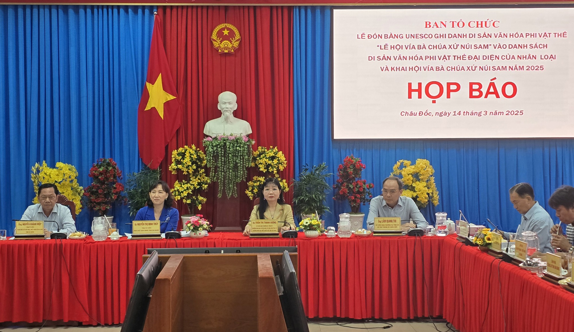 Lễ hội Vía bà Chúa xứ núi Sam vào danh sách Di sản Văn hóa phi vật thể- Ảnh 1. Lễ hội Vía bà Chúa xứ núi Sam vào danh sách Di sản Văn hóa phi vật thể- Ảnh 1.